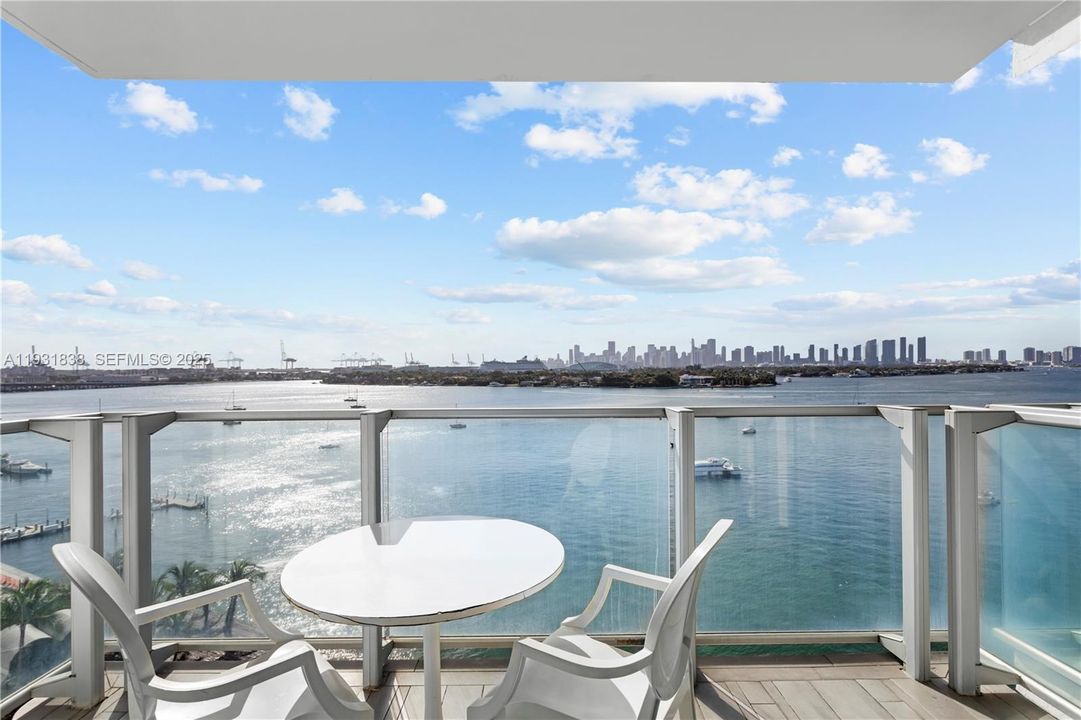 For Sale: $459,000 (1 beds, 1 baths, 694 Square Feet)