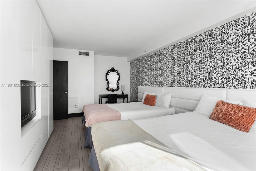 For Sale: $459,000 (1 beds, 1 baths, 694 Square Feet)