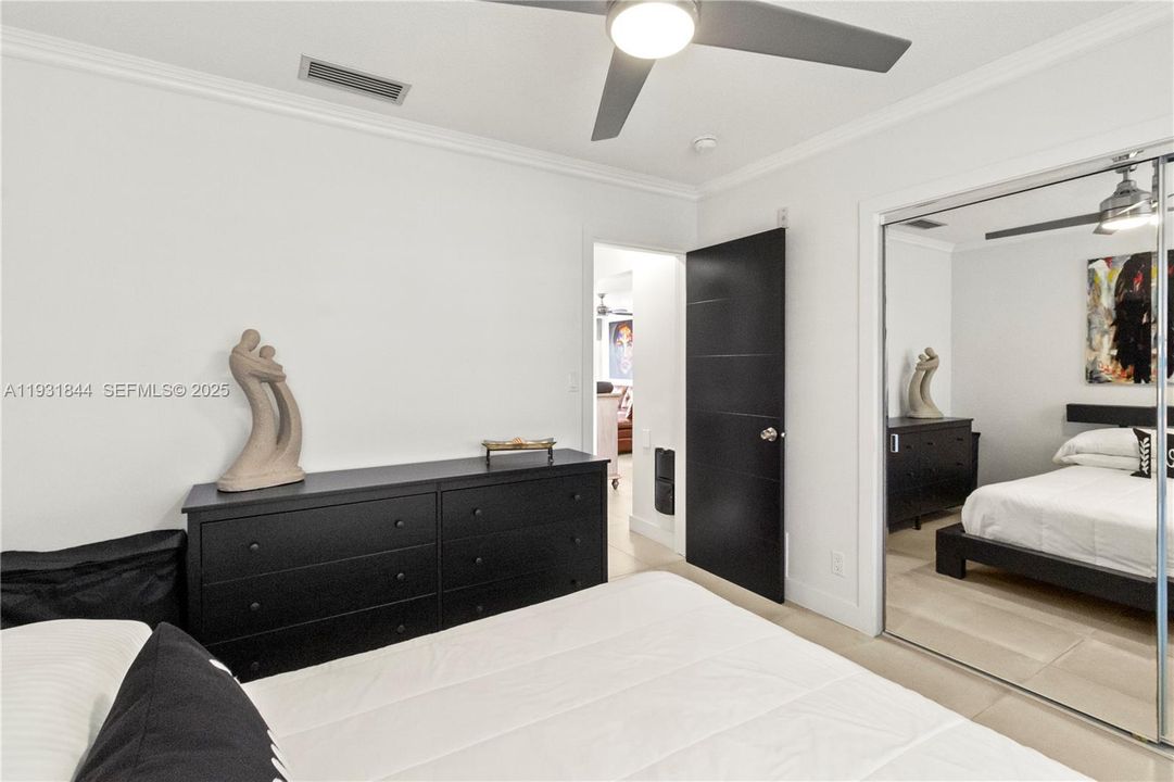 For Sale: $345,000 (2 beds, 2 baths, 883 Square Feet)