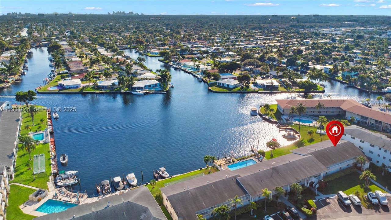 For Sale: $345,000 (2 beds, 2 baths, 883 Square Feet)