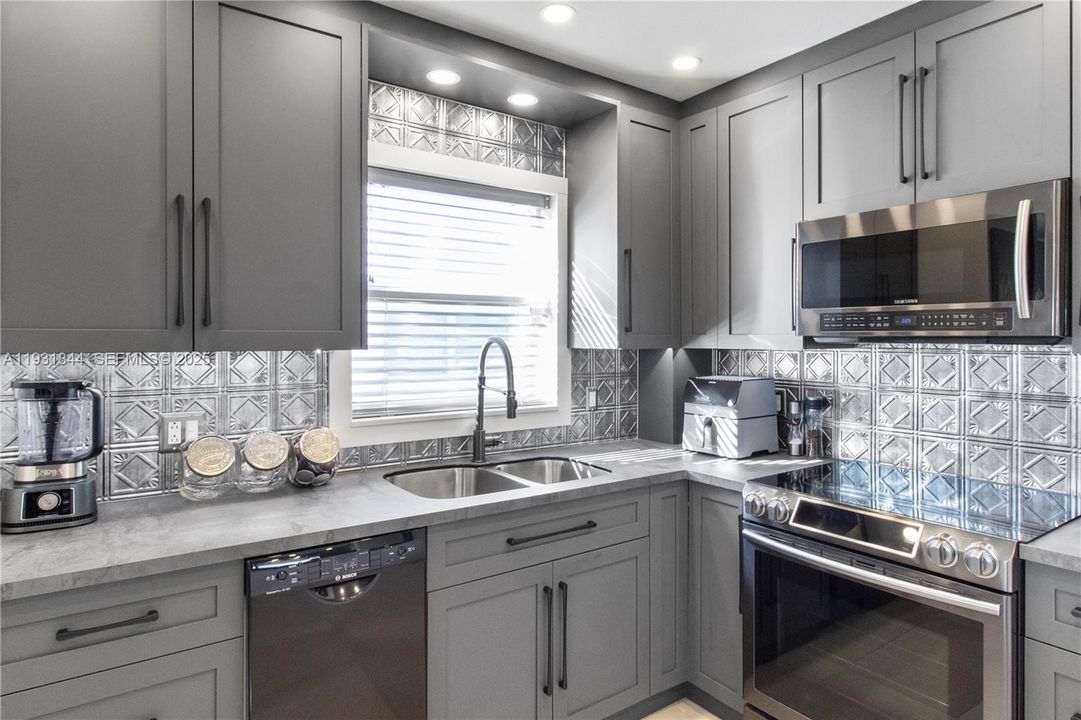 For Sale: $345,000 (2 beds, 2 baths, 883 Square Feet)