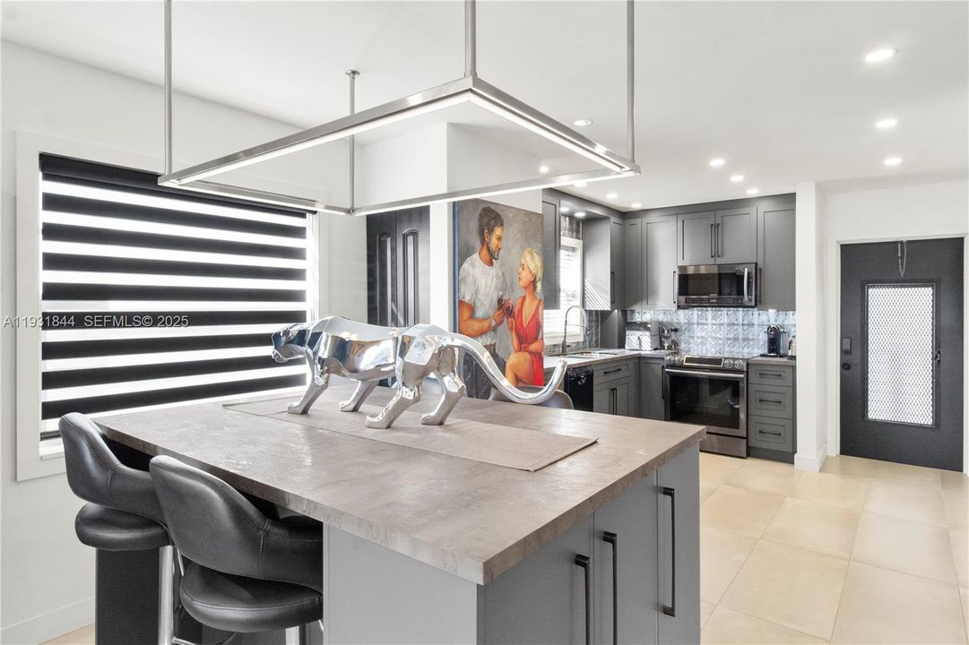 For Sale: $345,000 (2 beds, 2 baths, 883 Square Feet)