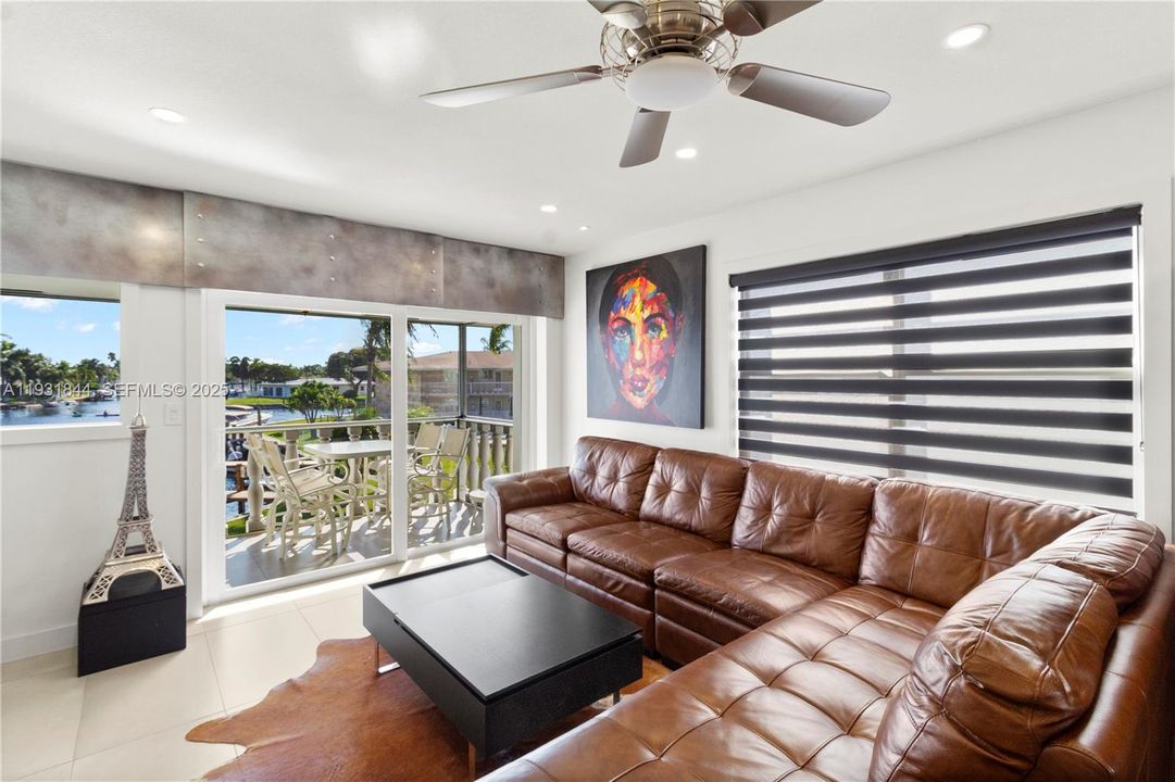 For Sale: $345,000 (2 beds, 2 baths, 883 Square Feet)