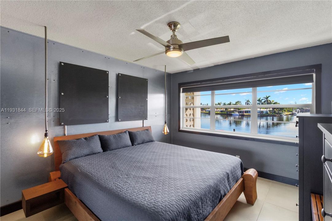 For Sale: $345,000 (2 beds, 2 baths, 883 Square Feet)