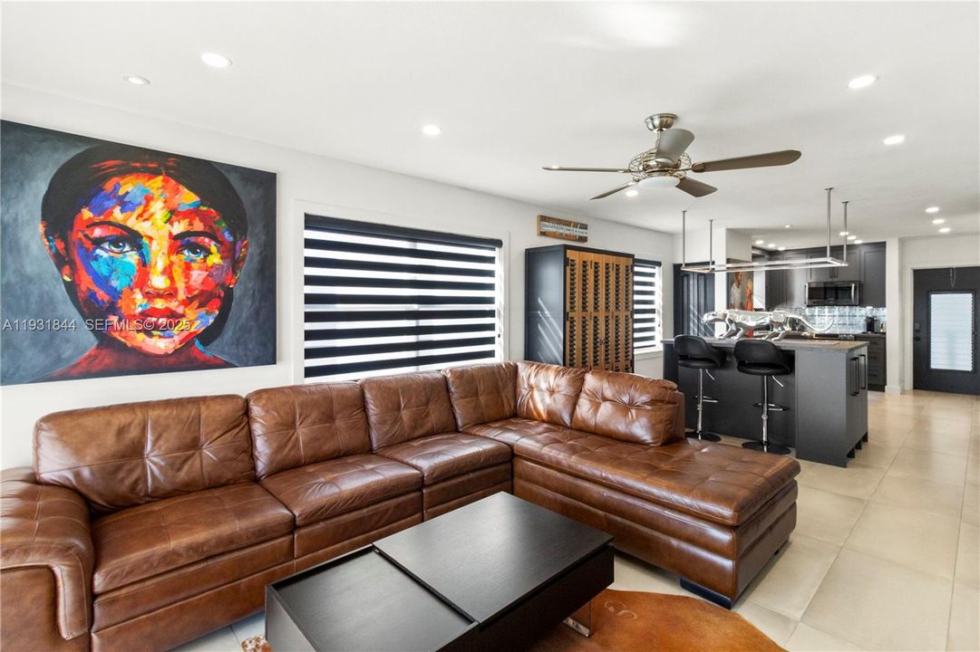 For Sale: $345,000 (2 beds, 2 baths, 883 Square Feet)
