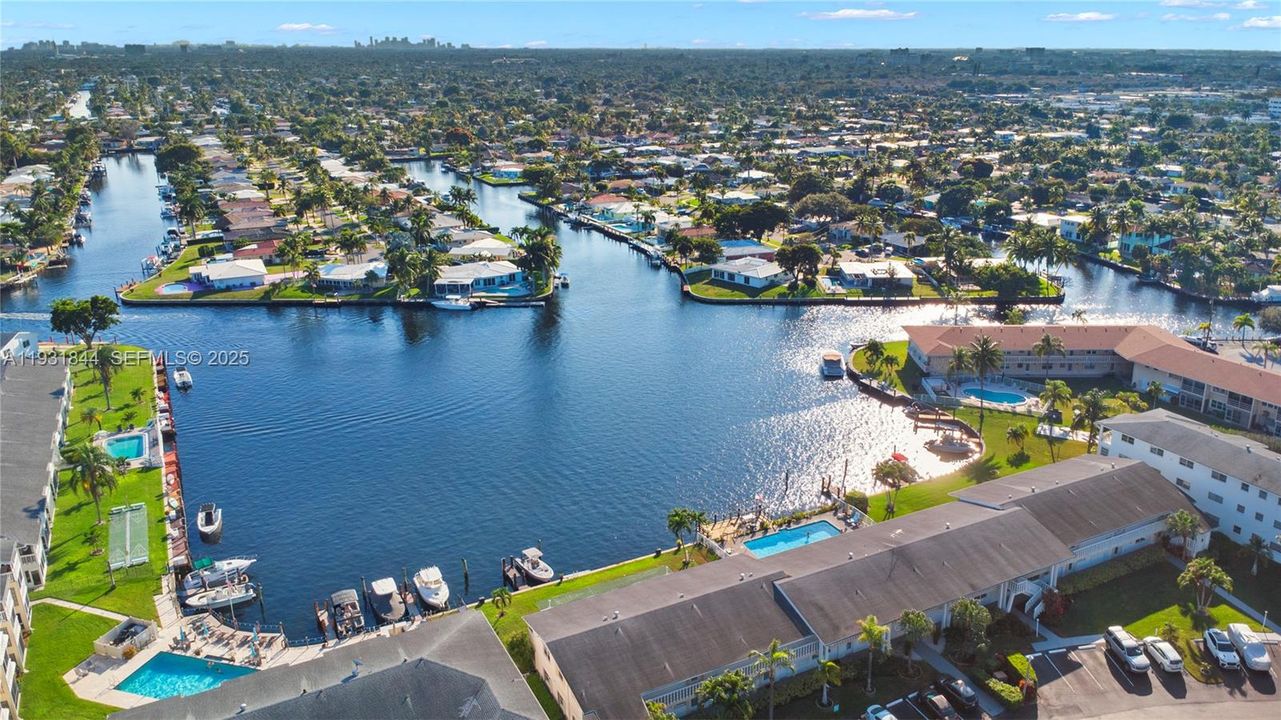 For Sale: $345,000 (2 beds, 2 baths, 883 Square Feet)