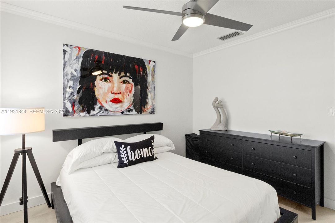 For Sale: $345,000 (2 beds, 2 baths, 883 Square Feet)