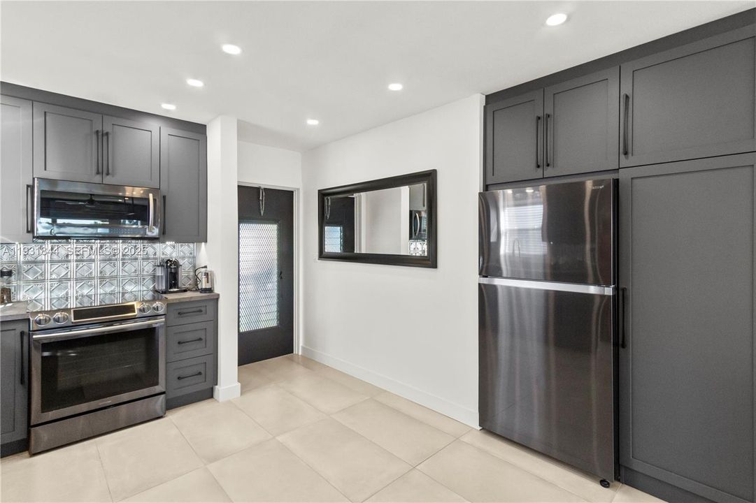 For Sale: $345,000 (2 beds, 2 baths, 883 Square Feet)