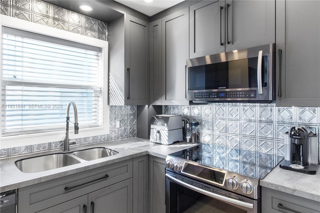 For Sale: $345,000 (2 beds, 2 baths, 883 Square Feet)