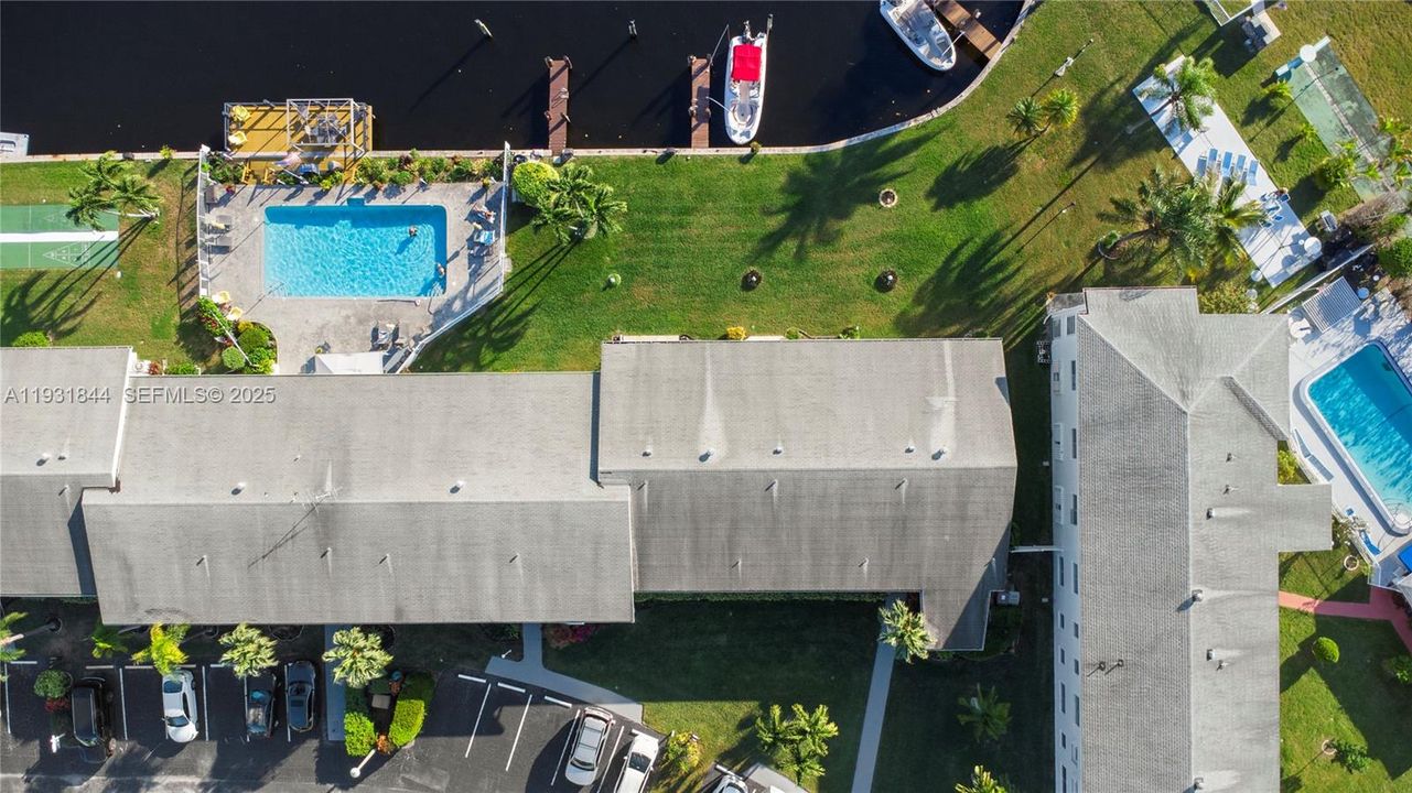 For Sale: $345,000 (2 beds, 2 baths, 883 Square Feet)