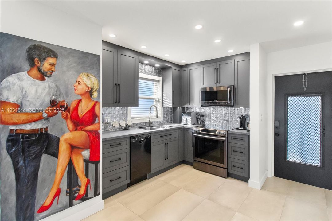 For Sale: $345,000 (2 beds, 2 baths, 883 Square Feet)