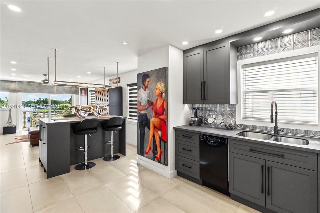 For Sale: $345,000 (2 beds, 2 baths, 883 Square Feet)