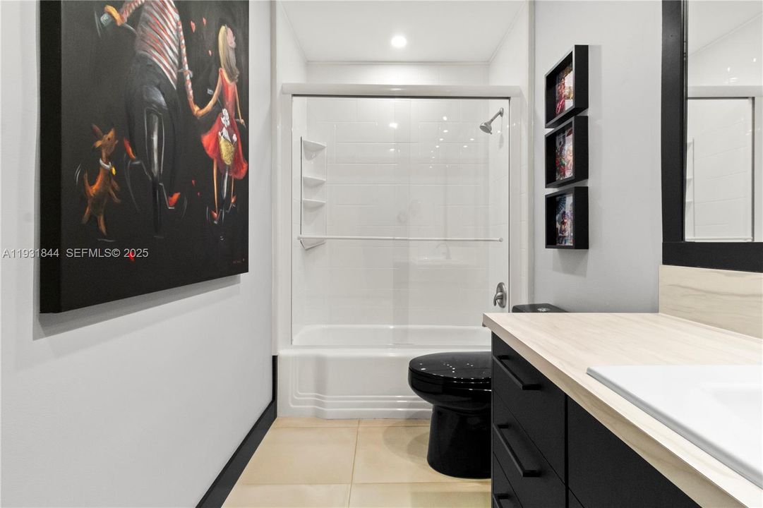 For Sale: $345,000 (2 beds, 2 baths, 883 Square Feet)