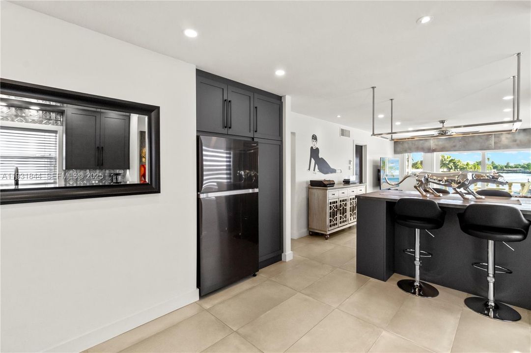 For Sale: $345,000 (2 beds, 2 baths, 883 Square Feet)