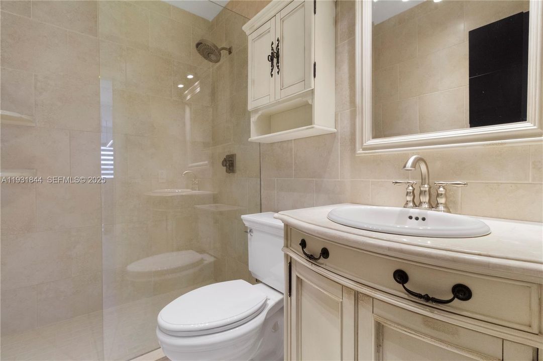 For Sale: $345,000 (2 beds, 2 baths, 883 Square Feet)