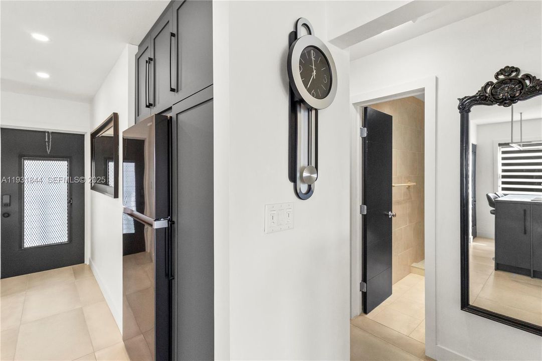 For Sale: $345,000 (2 beds, 2 baths, 883 Square Feet)