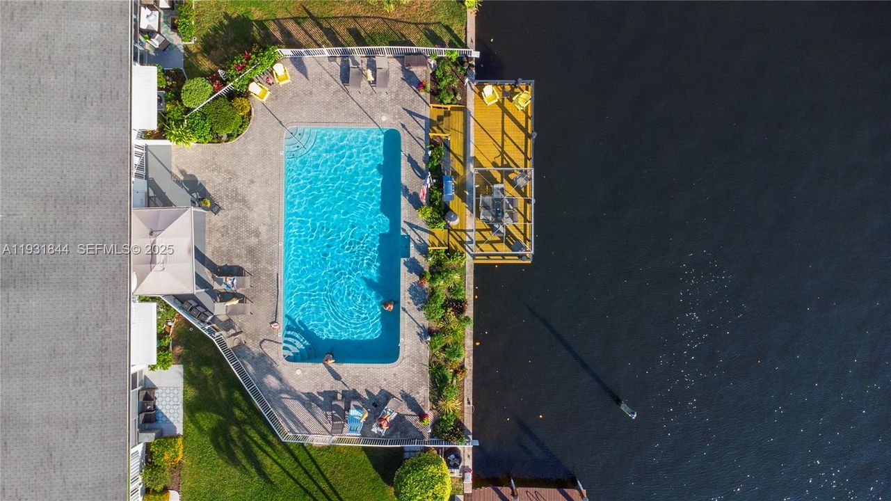 For Sale: $345,000 (2 beds, 2 baths, 883 Square Feet)