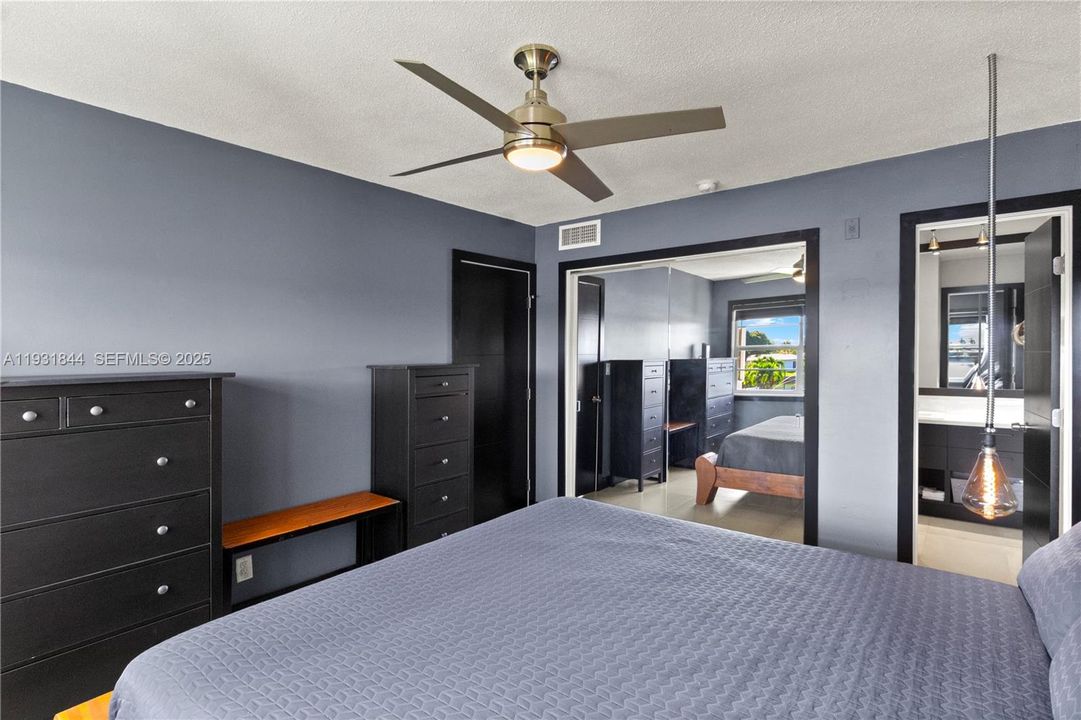 For Sale: $345,000 (2 beds, 2 baths, 883 Square Feet)