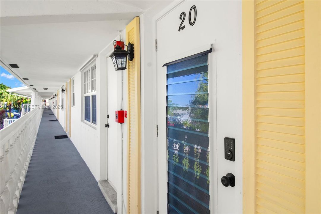 For Sale: $345,000 (2 beds, 2 baths, 883 Square Feet)