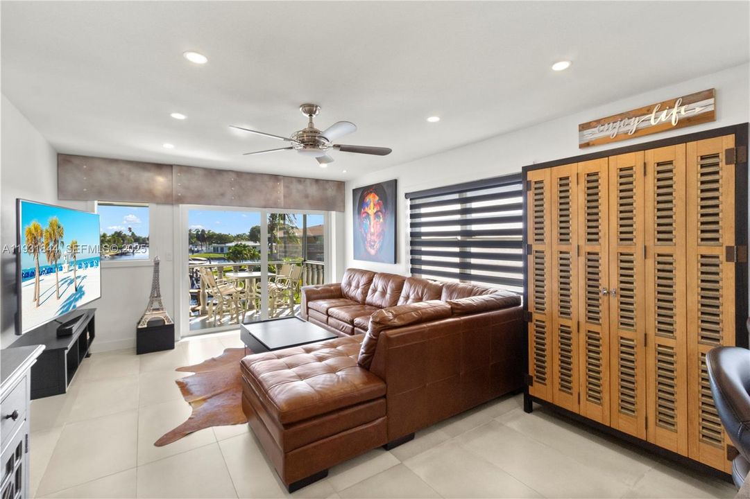 For Sale: $345,000 (2 beds, 2 baths, 883 Square Feet)