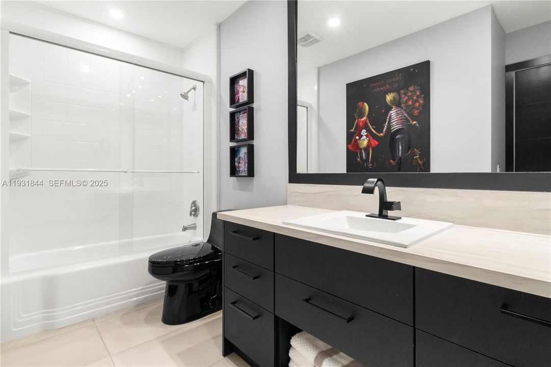 For Sale: $345,000 (2 beds, 2 baths, 883 Square Feet)