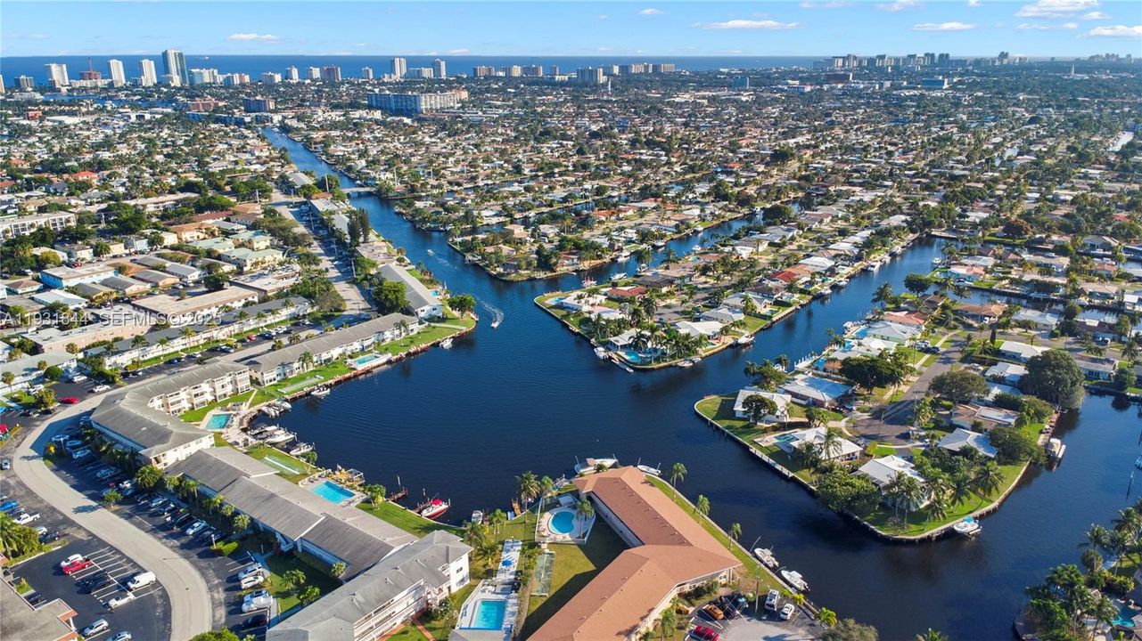 For Sale: $345,000 (2 beds, 2 baths, 883 Square Feet)