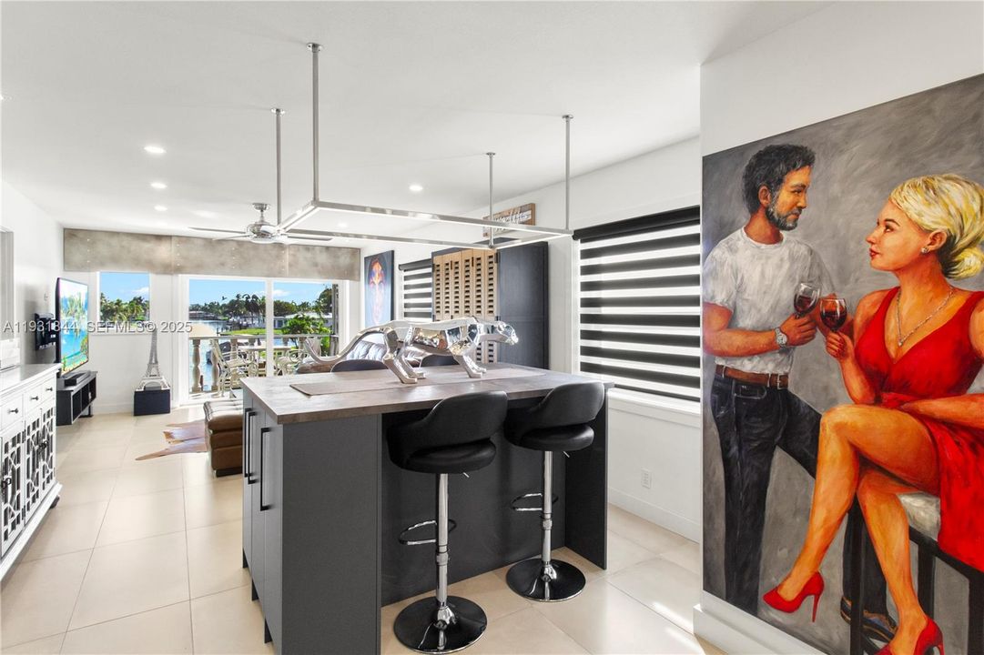 For Sale: $345,000 (2 beds, 2 baths, 883 Square Feet)