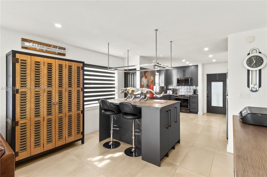 For Sale: $345,000 (2 beds, 2 baths, 883 Square Feet)