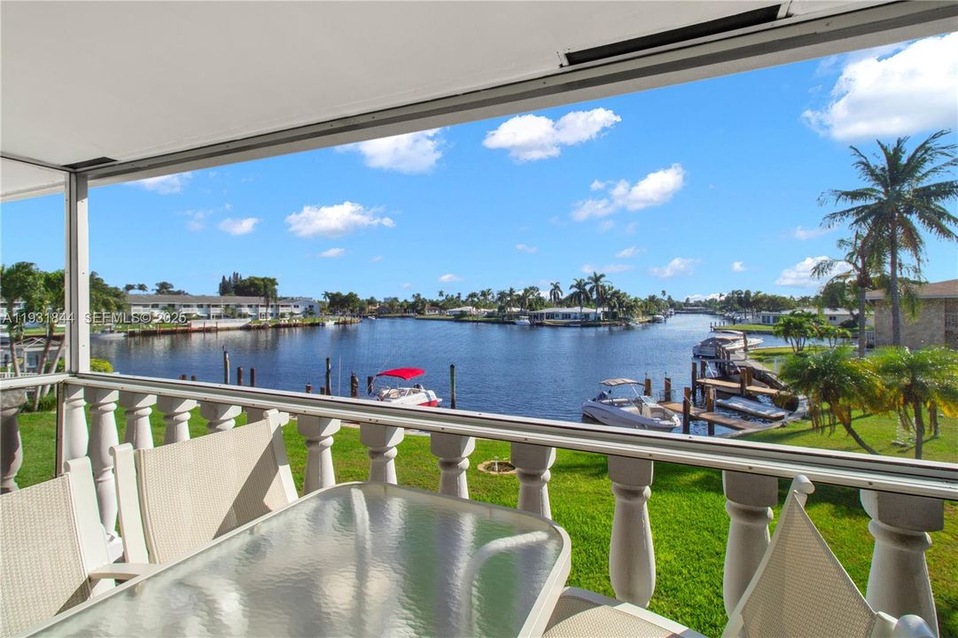 For Sale: $345,000 (2 beds, 2 baths, 883 Square Feet)