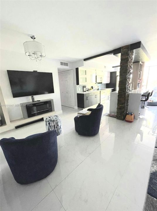 待售: $300,000 (2 贝兹, 2 浴室, 1086 平方英尺)