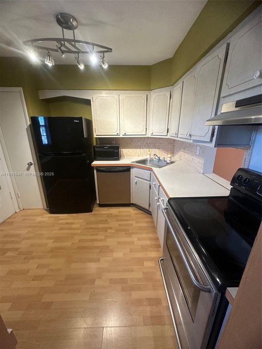 For Rent: $1,750 (1 beds, 1 baths, 954 Square Feet)