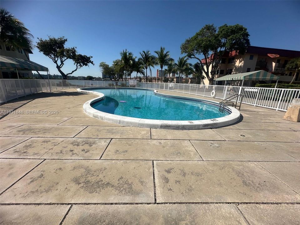 For Rent: $1,750 (1 beds, 1 baths, 954 Square Feet)