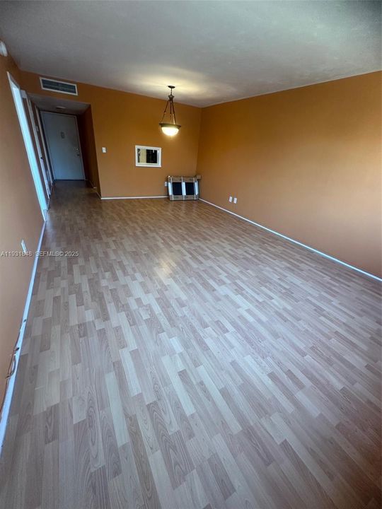 For Rent: $1,750 (1 beds, 1 baths, 954 Square Feet)