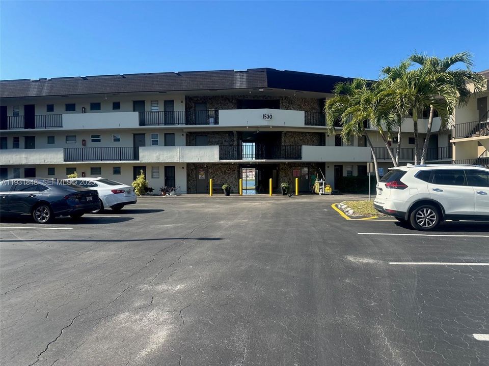 For Rent: $1,750 (1 beds, 1 baths, 954 Square Feet)