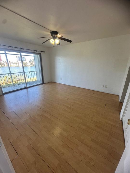For Rent: $1,750 (1 beds, 1 baths, 954 Square Feet)