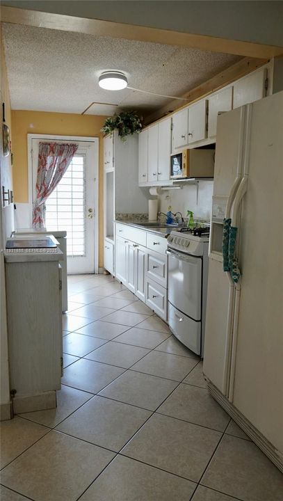 На продажу: $115,000 (1 спален, 1 ванн, 836 Квадратных фут)