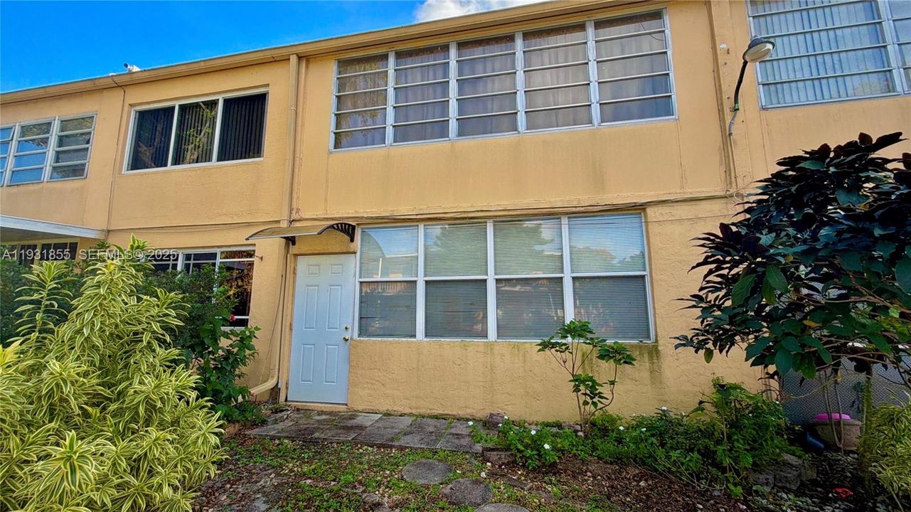 На продажу: $115,000 (1 спален, 1 ванн, 836 Квадратных фут)