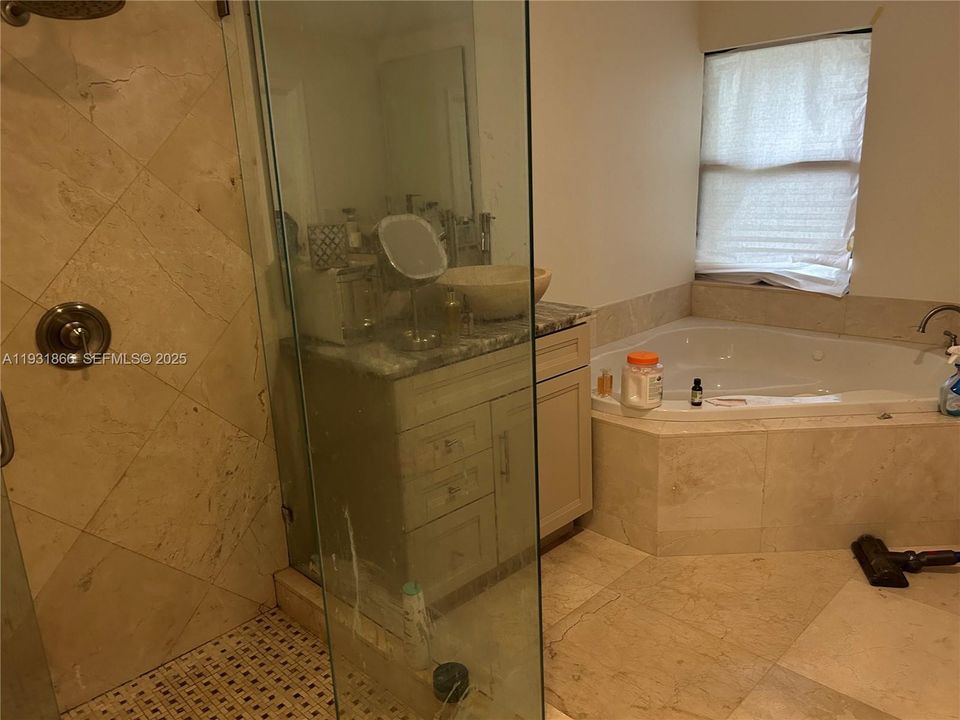 En Venta: $1,100,000 (4 camas, 3 baños, 2480 Pies cuadrados)