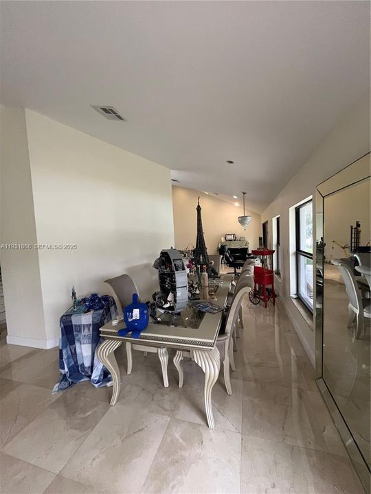 En Venta: $1,100,000 (4 camas, 3 baños, 2480 Pies cuadrados)