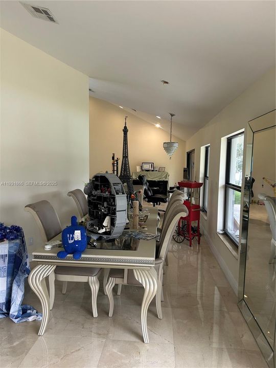 En Venta: $1,100,000 (4 camas, 3 baños, 2480 Pies cuadrados)