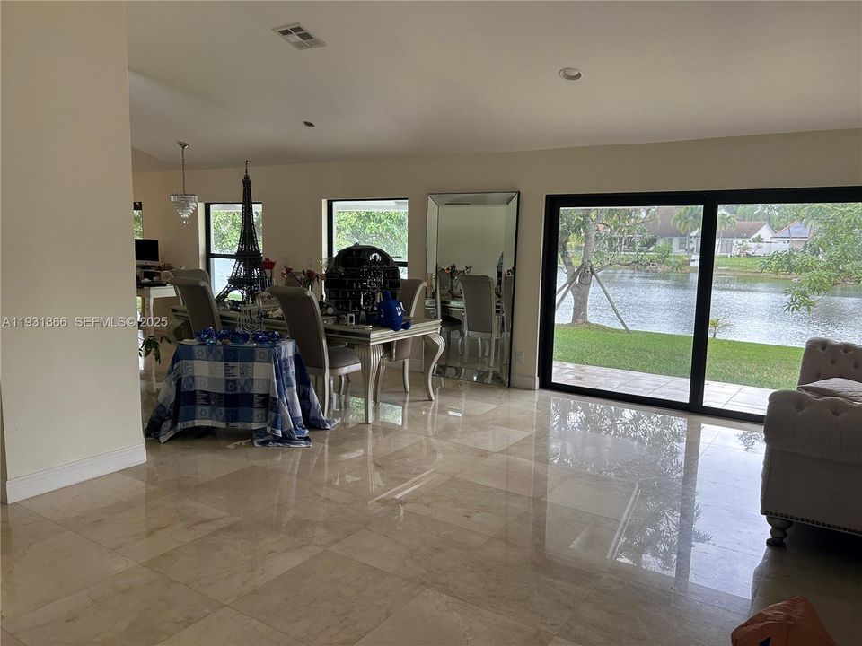 En Venta: $1,100,000 (4 camas, 3 baños, 2480 Pies cuadrados)