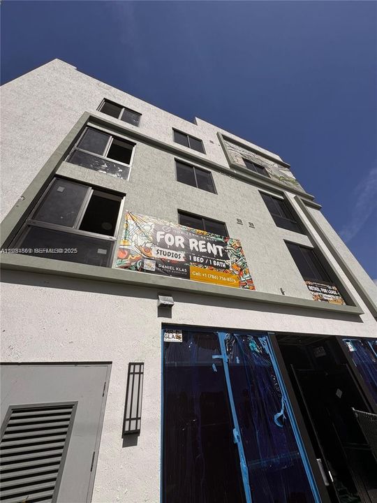 Active With Contract: $2,100 (1 beds, 1 baths, 0 Square Feet)