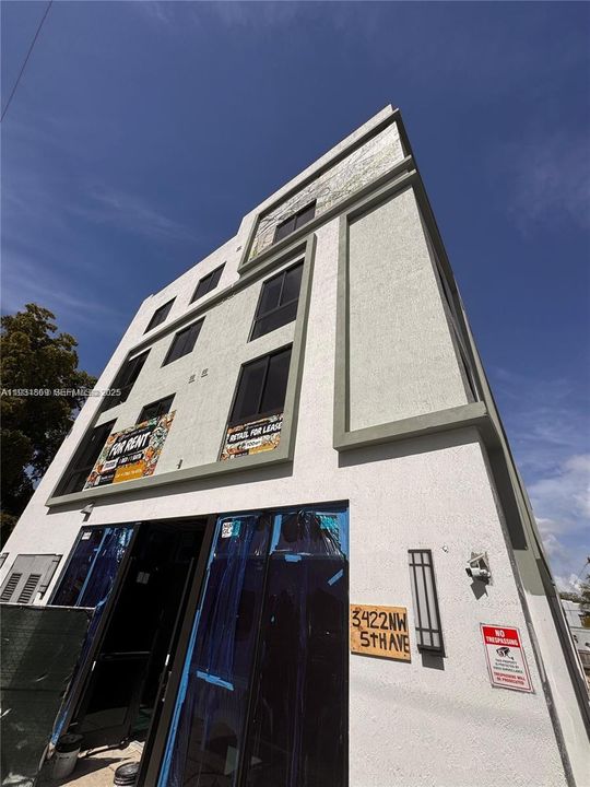 Active With Contract: $2,100 (1 beds, 1 baths, 0 Square Feet)