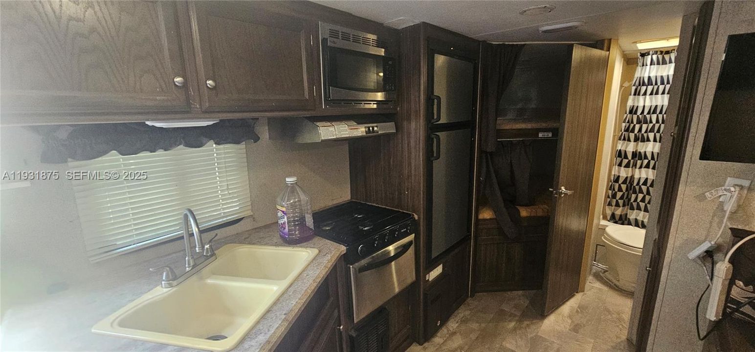 Recently Rented: $800 (3 beds, 1 baths, 2467 Square Feet)