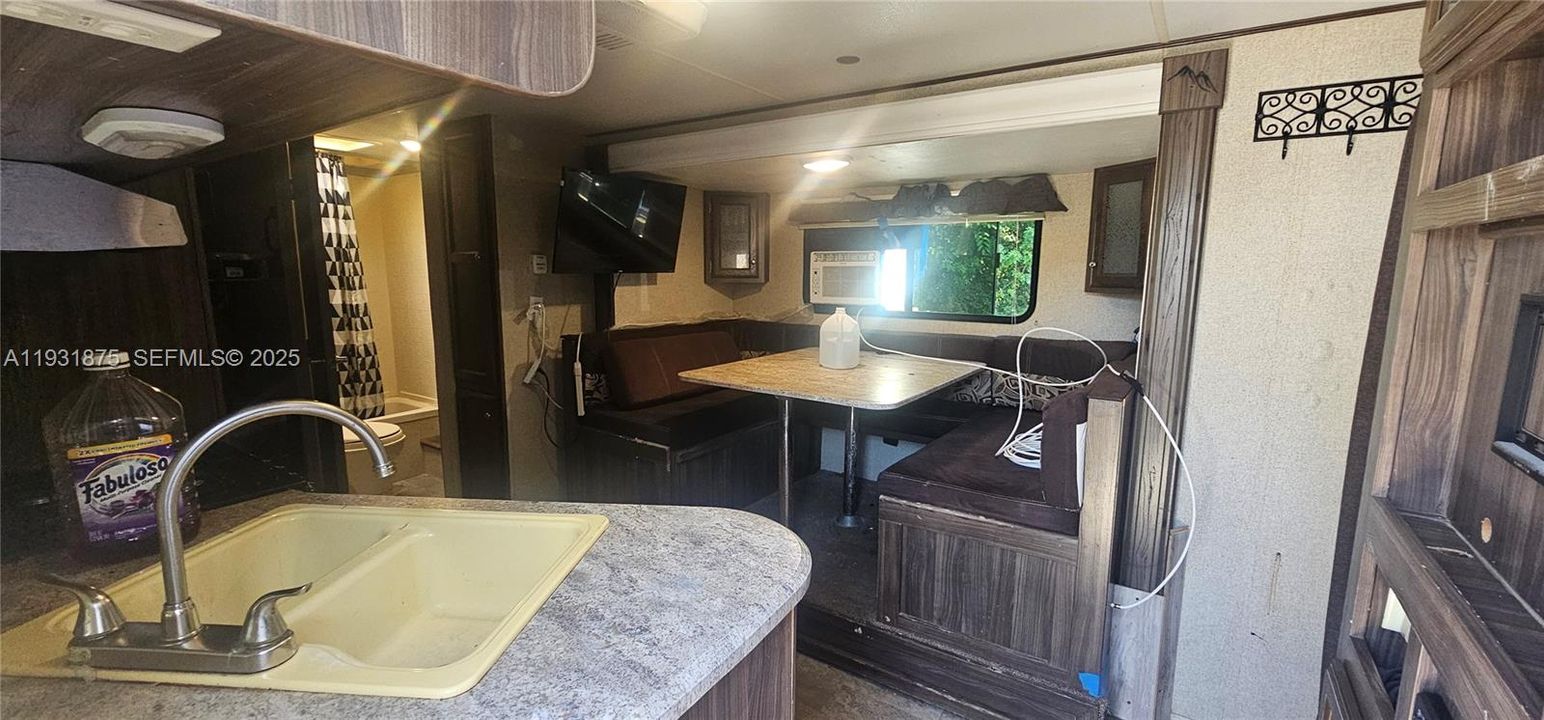 Recently Rented: $800 (3 beds, 1 baths, 2467 Square Feet)