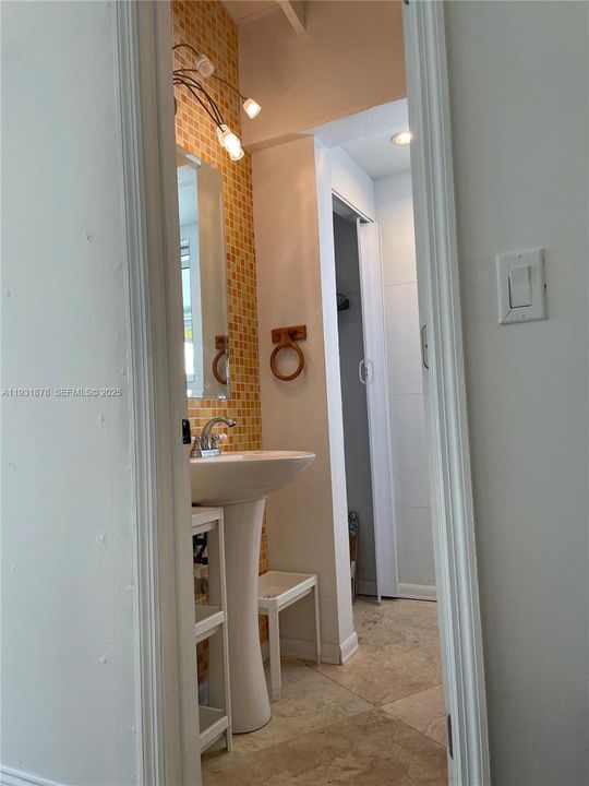 For Rent: $1,800 (1 beds, 1 baths, 400 Square Feet)