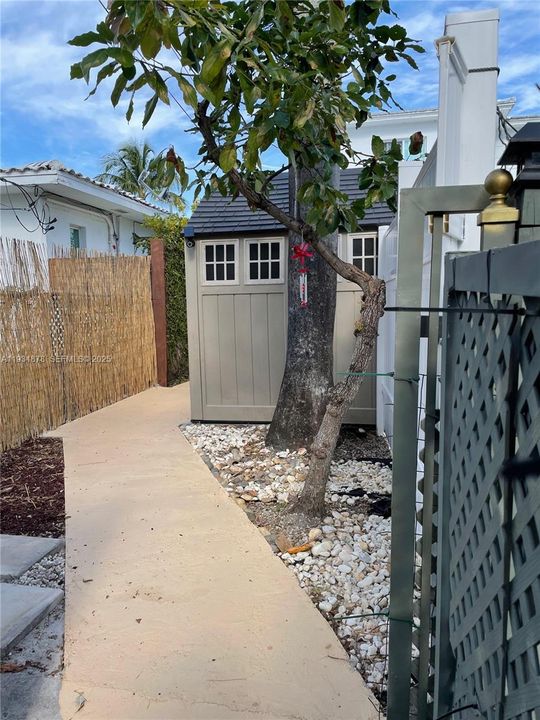 For Rent: $1,800 (1 beds, 1 baths, 400 Square Feet)