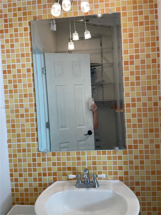 For Rent: $1,800 (1 beds, 1 baths, 400 Square Feet)