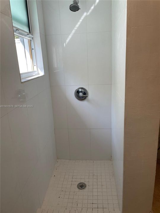 For Rent: $1,800 (1 beds, 1 baths, 400 Square Feet)