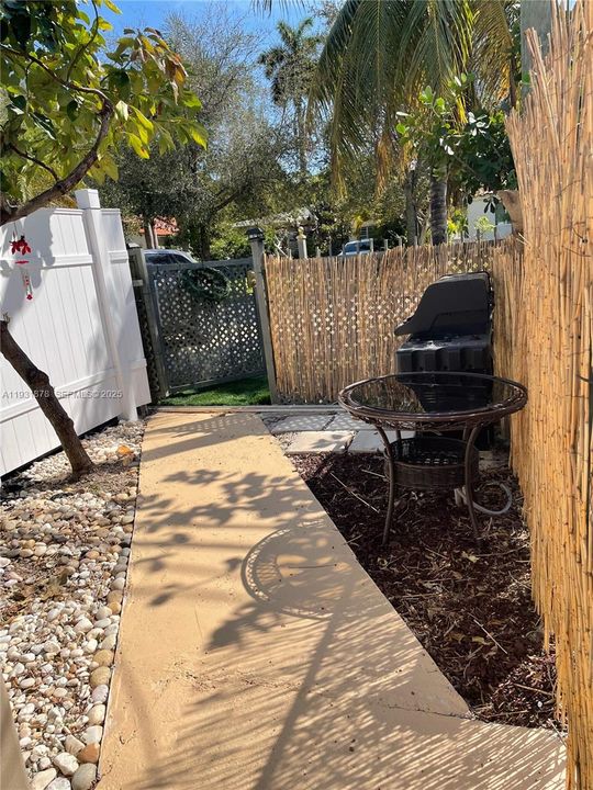 For Rent: $1,800 (1 beds, 1 baths, 400 Square Feet)